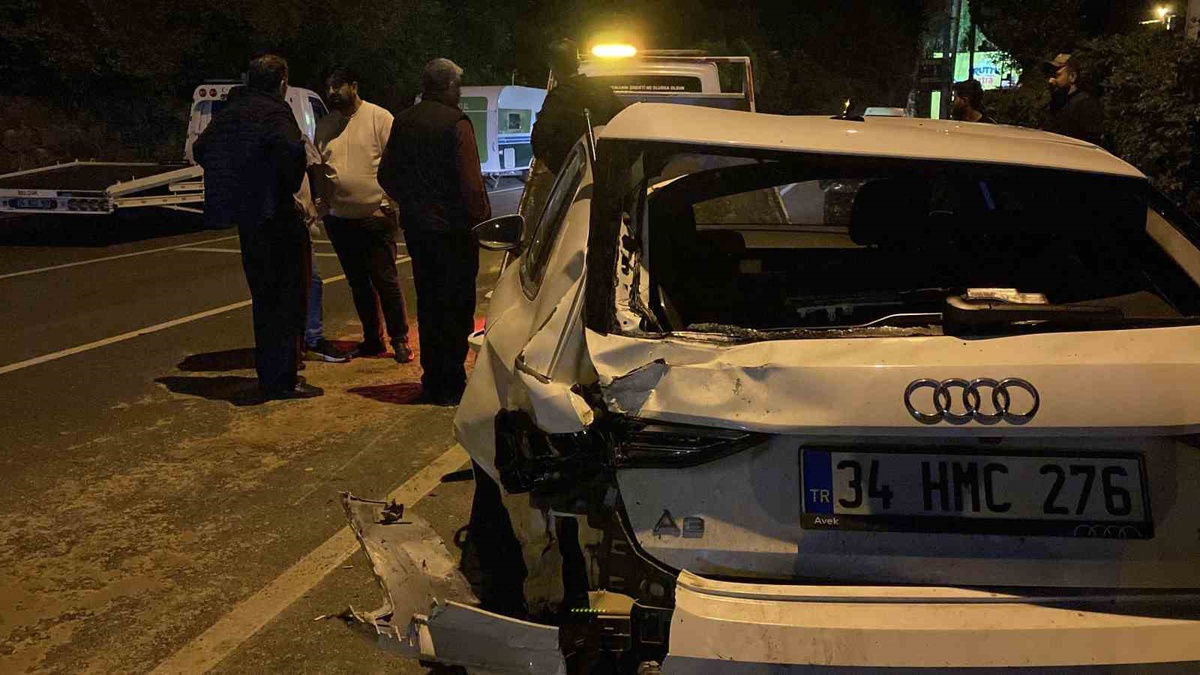 Sarıyer'de sıkıştırılan otomobil park halindeki 6 araca çarptı, 1'i ağır 3 yaralı