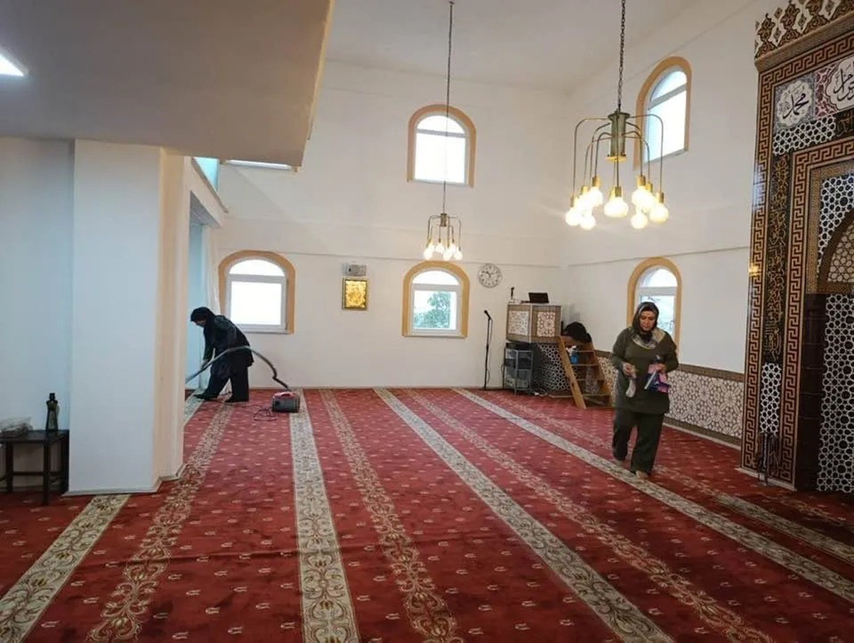 Sinop Ayancık Akören'de kadınlar imece usulü camide temizlik yaptı