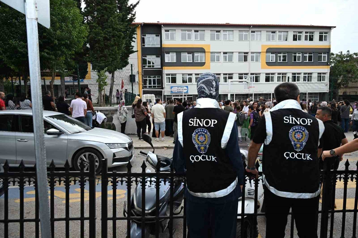 Sinop'ta okul servisleri ve çevre denetimleri jandarma, emniyet ekiplerince sürüyor