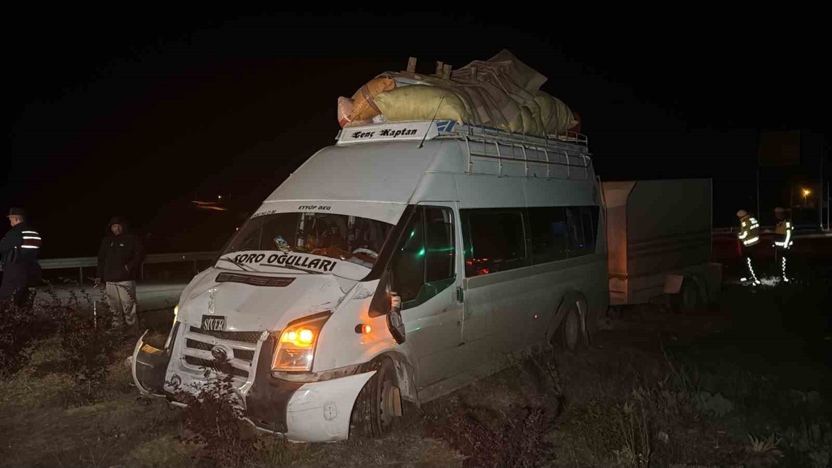 Sivas'ta tarım işçilerini taşıyan minibüs otomobille çarpıştı, 2 kişi yaralandı