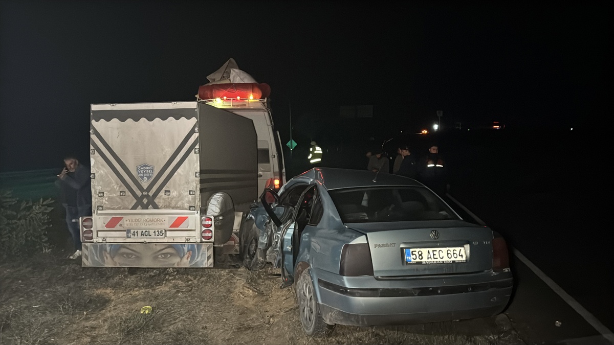 Sivas’ta tarım işçilerini taşıyan minibüsle otomobil çarpıştı, 2 kişi yaralandı