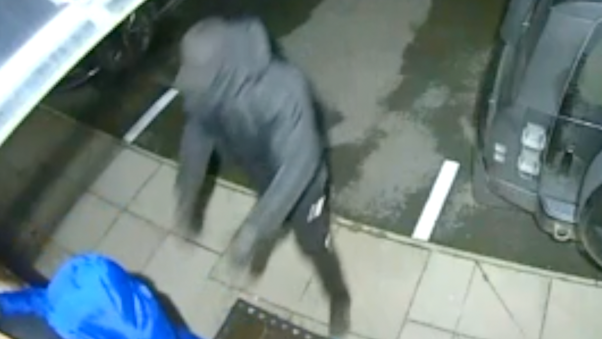 Solihull'da maskeli hırsızlar iş adamını çekiçle dövüp kripto parasını çaldı