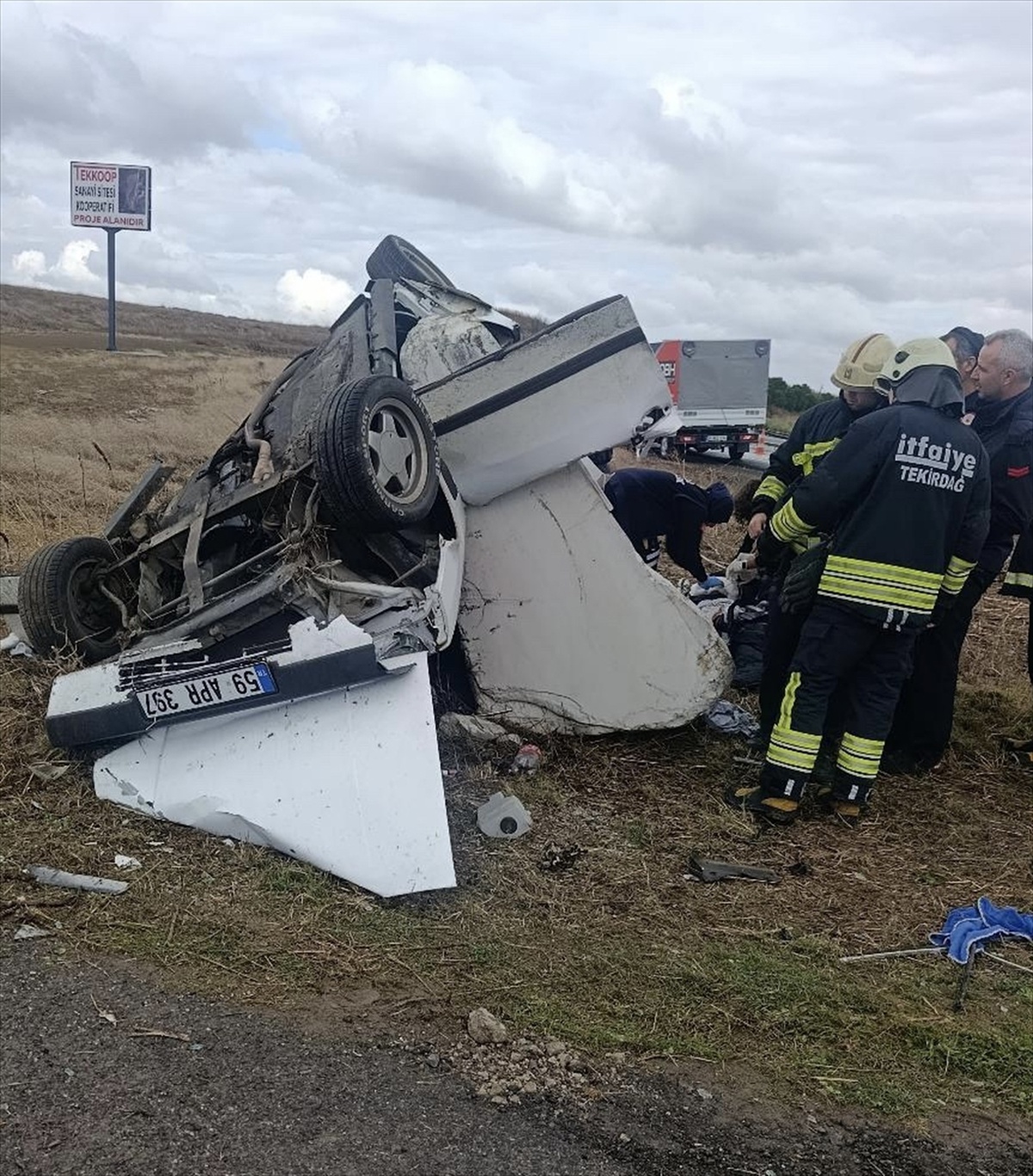 Tekirdağ Muratlı'da otomobil tarlaya devrilince 1 kişi öldü, 3 kişi yaralandı.