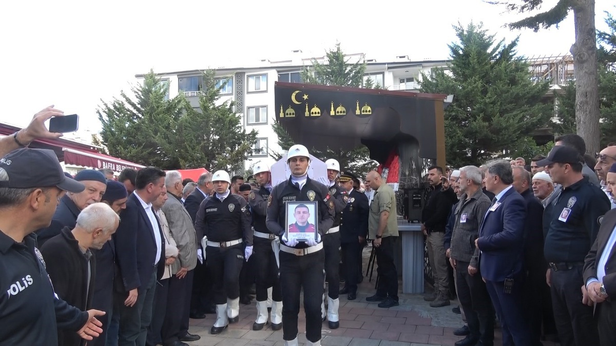 Tekne kazasında ölen gazi polis memuru Numan Şen, Samsun Bafra'da toprağa verildi