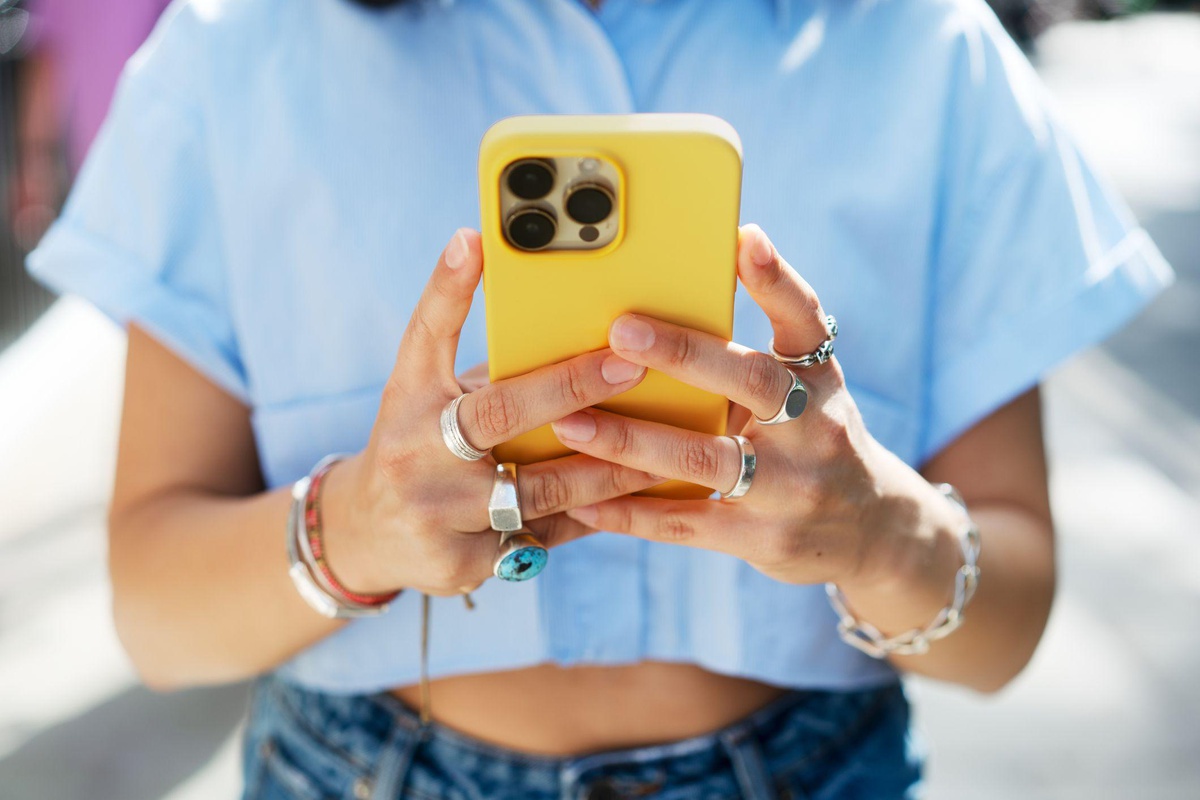 Telefonlar sesli asistan için dinliyor, konuşmaları kaydettiğine dair kanıt yok