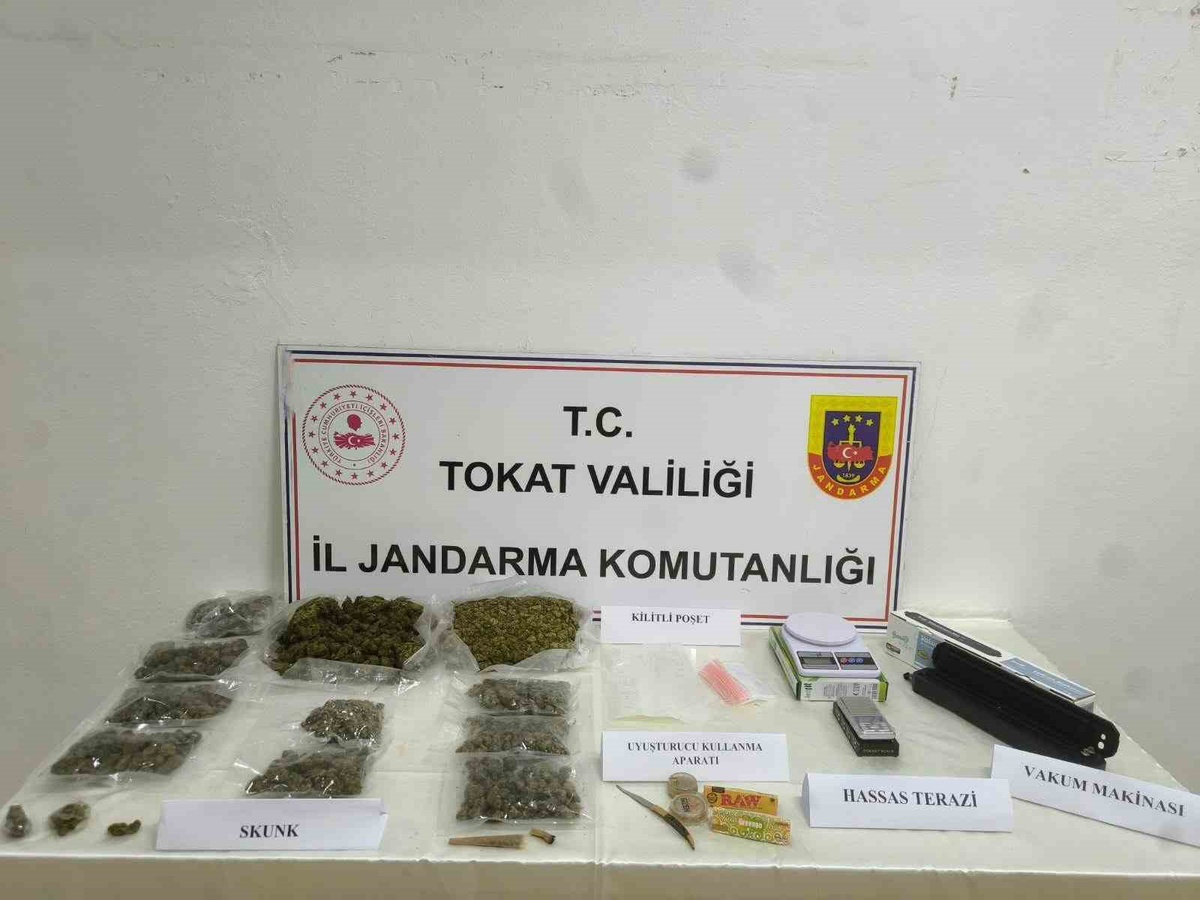 Tokat Erbaa'da 1 kilo 780 gram skunk ele geçirildi, 2 şüpheli tutuklandı
