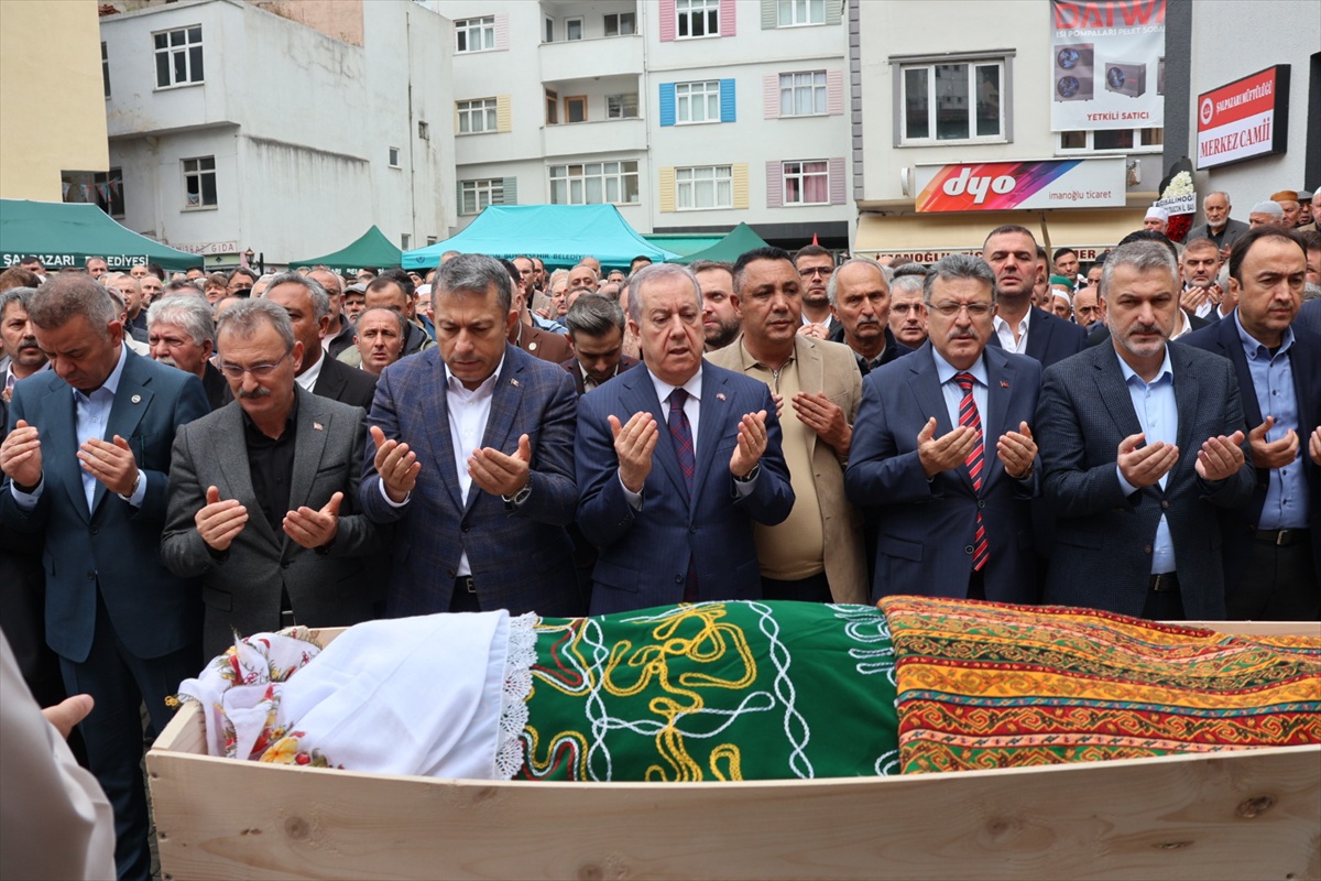 Trabzon Şalpazarı'nda Belediye Başkanı Kurukız'ın annesi Fatime Kurukız defnedildi