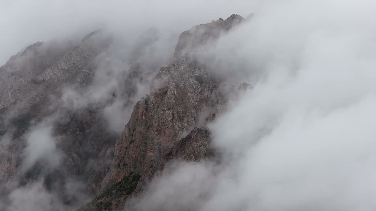 Tunceli'de yağışların ardından Munzur Vadisi'nde sis kartpostallık görüntü oluşturdu