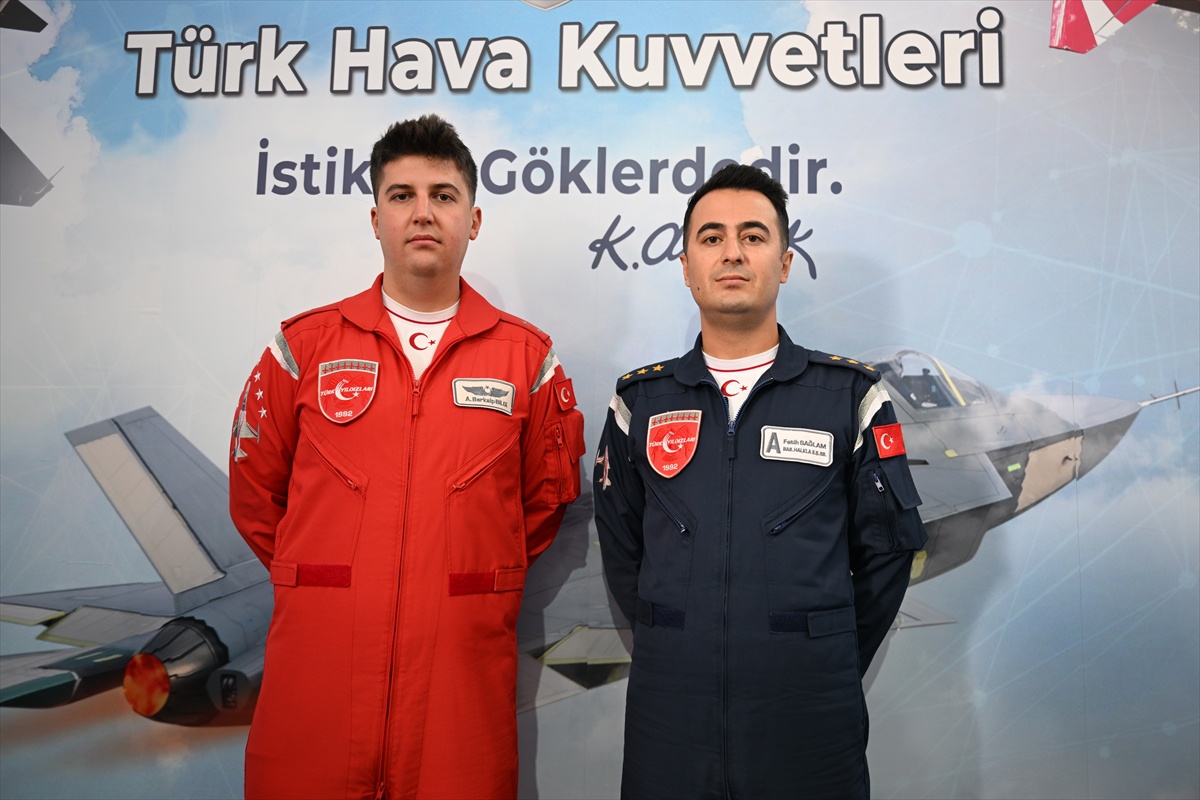Türk Yıldızları pilotları Şanlıurfa'da gençlere hayallerinden vazgeçmeyin dedi