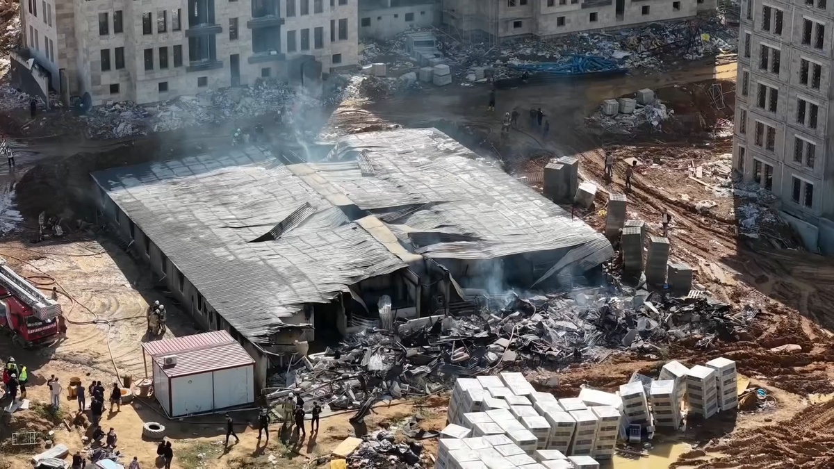 Tuzla'da işçilerin kaldığı 32 kişilik konteynerlerde çıkan yangın söndürüldü