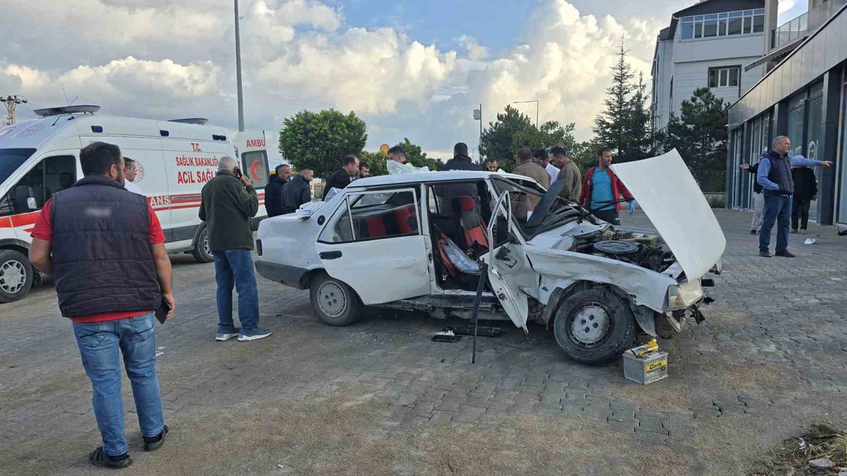 Van Edremit'te iki otomobil çarpıştı, kazada 6 kişi yaralandı