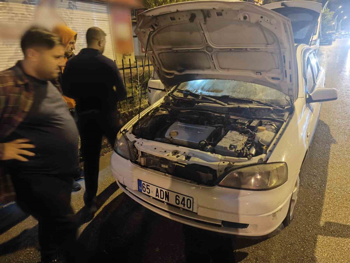 Van Erciş'te seyir halindeki otomobilde çıkan yangını itfaiye söndürdü