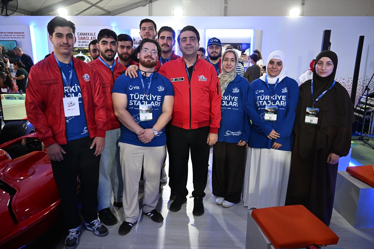 YTB stajındaki mühendis adayları TEKNOFEST'te savunma sanayisini inceliyor
