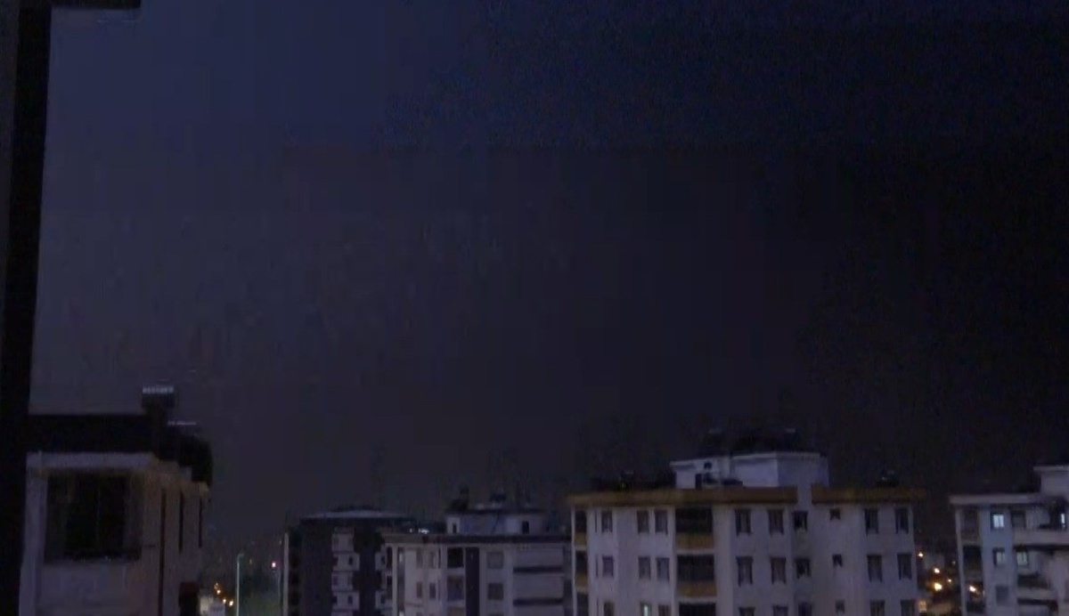 Adana Kozan'da sağanak sırasında yıldırımın düşme anı muhabir kamerasına yansıdı