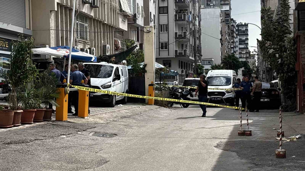 Adana Seyhan'da iş yeri önünde 2 kişiye ateş açıldı, 1 kişi öldü, 1 kişi yaralandı