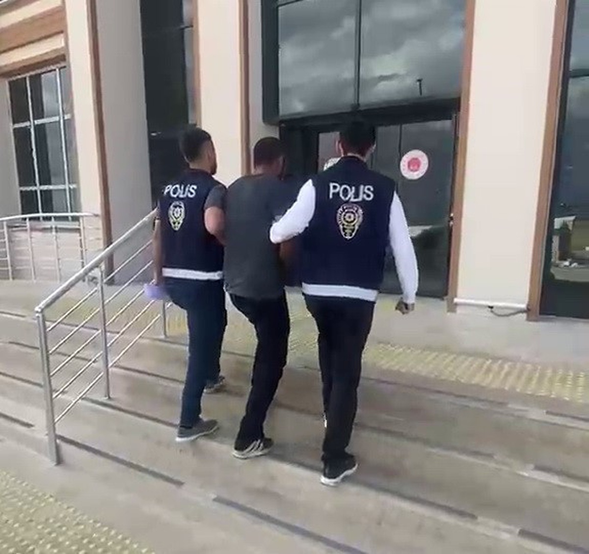 Adıyaman Besni'de 15 yıl 4 ay hapis cezası olan firari kovalamacayla yakalandı