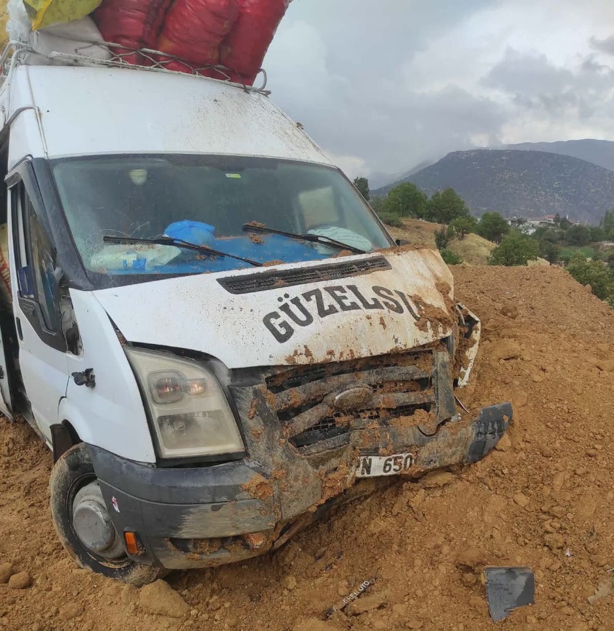 Adıyaman Gerger'de minibüs şarampole girdi, sürücü ve bazı yolcular hafif atlattı.