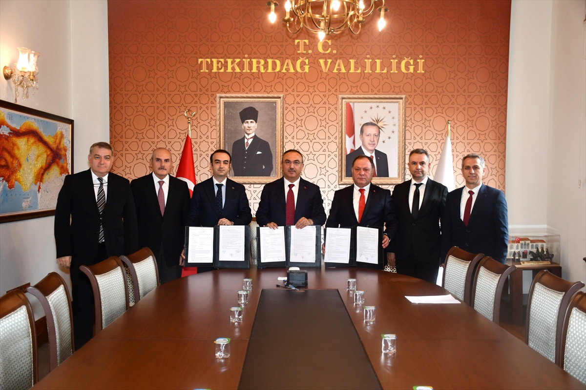 Adnan Sungur, Tekirdağ İl Sağlık Müdürlüğüne aşı nakil aracı ve 2 ambulans bağışladı