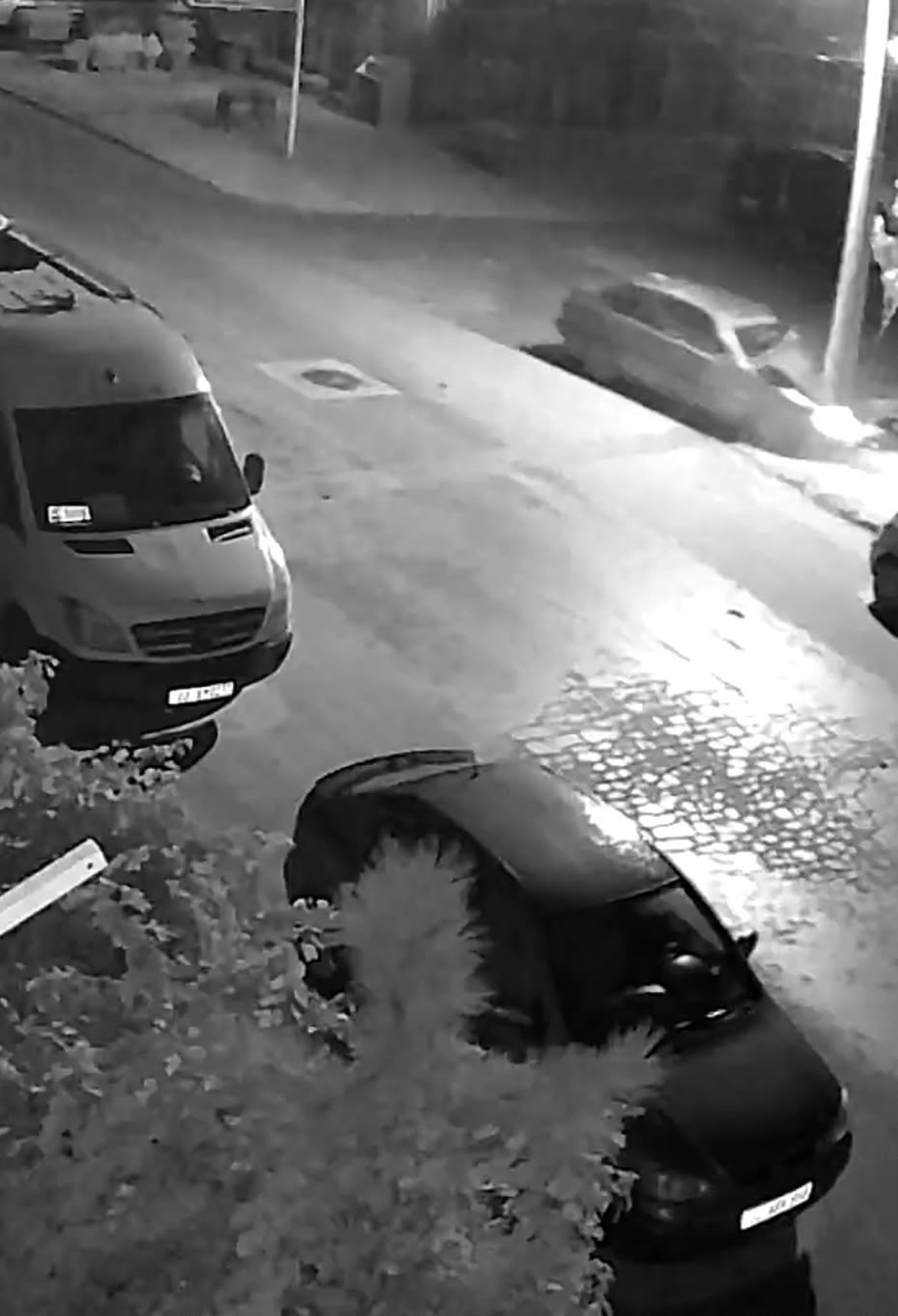 Afyonkarahisar Bolvadin'de otomobil elektrik direğine çarptı, sürücü hafif yaralandı
