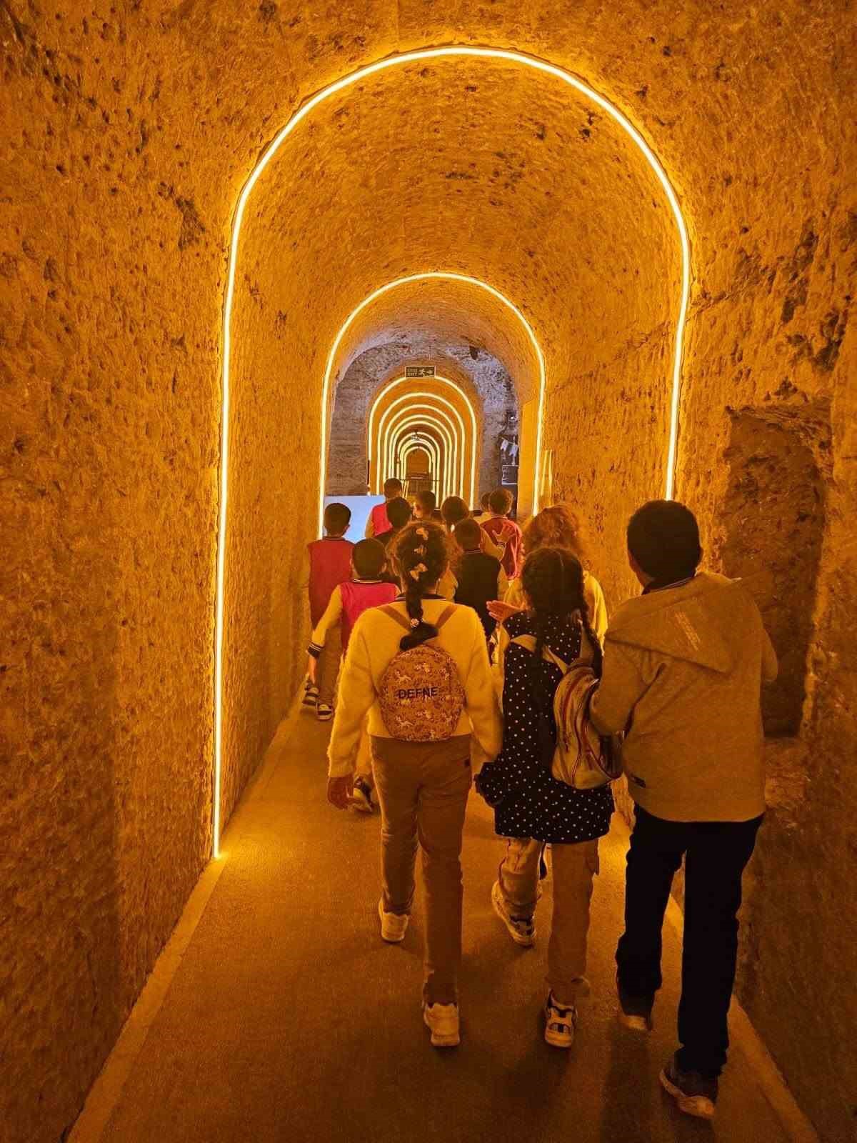 Akyaka'daki 4. sınıf öğrencileri Şehrimi Tanıyorum Projesi ile Kars'ı gezdi
