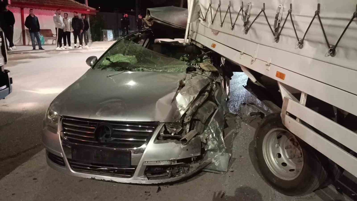 Amasya'da kontrolden çıkan otomobil kamyonete çarptı; hurdaya döndü, sürücü yaralandı