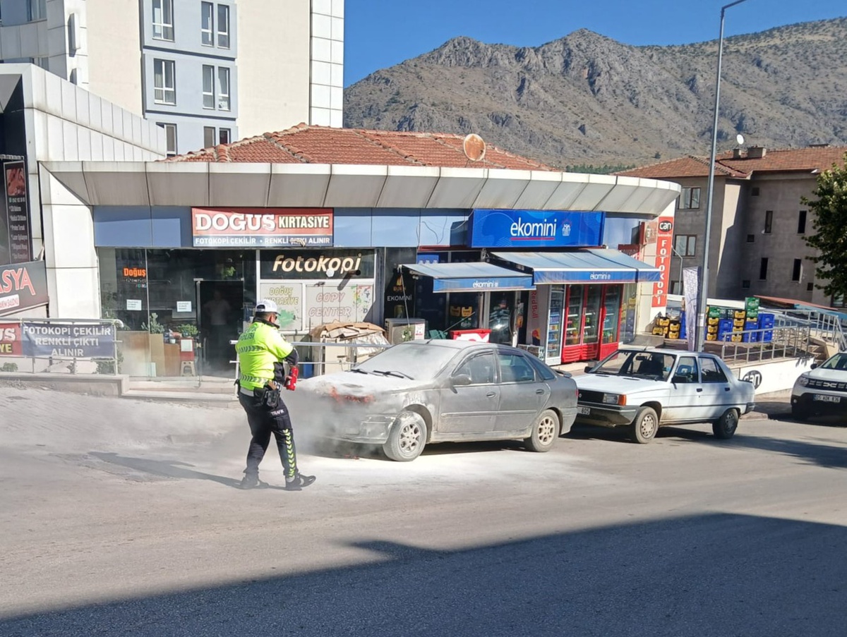 KPSS'ye giren gencin otomobili sınav sırasında alev aldı! Trafik polisleri tüple yetişti