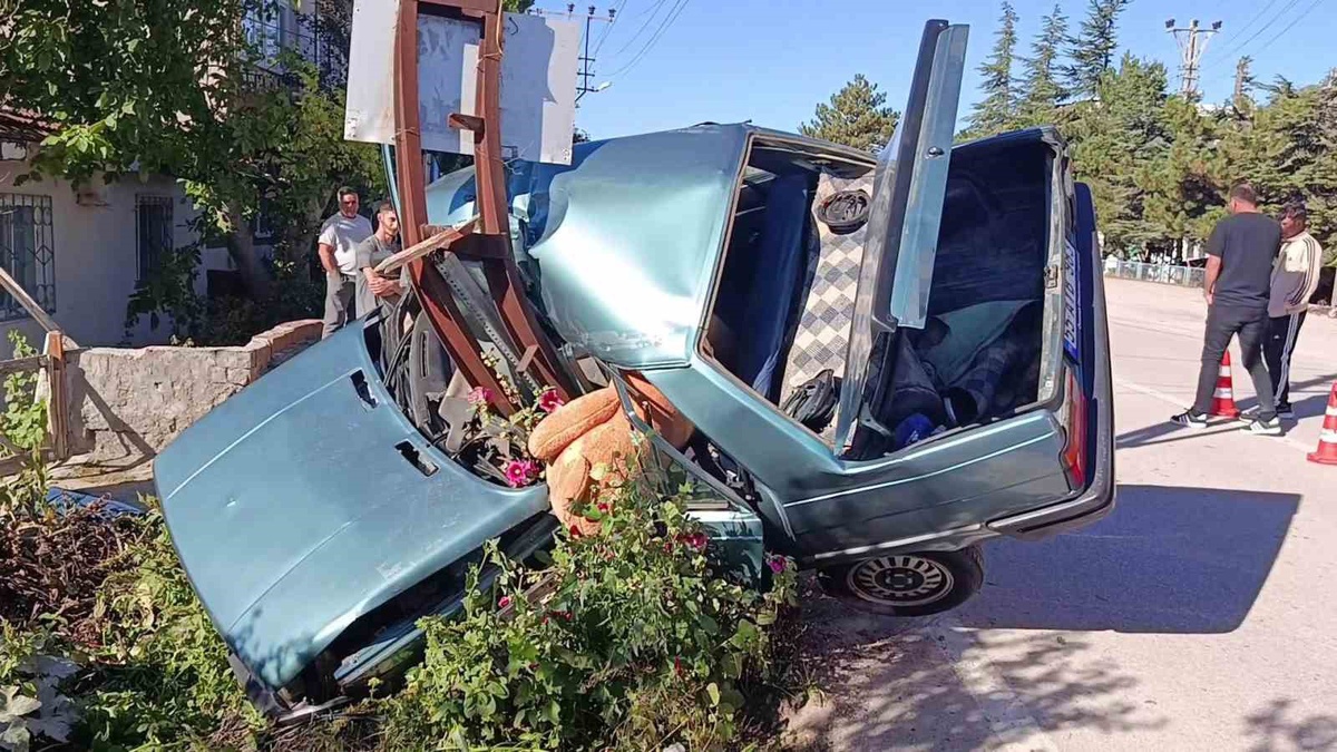 Amasya'da direğe çarpan otomobil ikiye ayrıldı! Sürücünün kediye çarpmamak için direksiyon kırdığı öne sürüldü