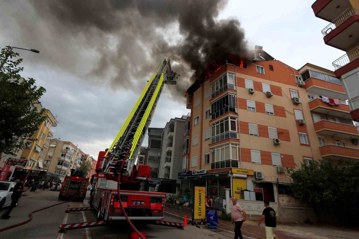 Antalya'da 5 katlı apartmanın üst katı yandı, kadın şüpheli polise götürüldü