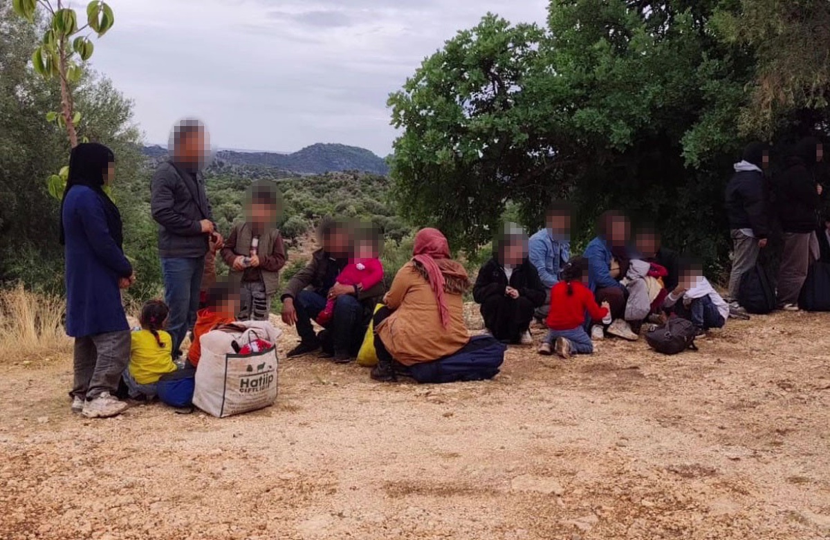 Antalya Demre'de göç operasyonunda 19 göçmen yakalandı, 3 şüpheli tutuklandı
