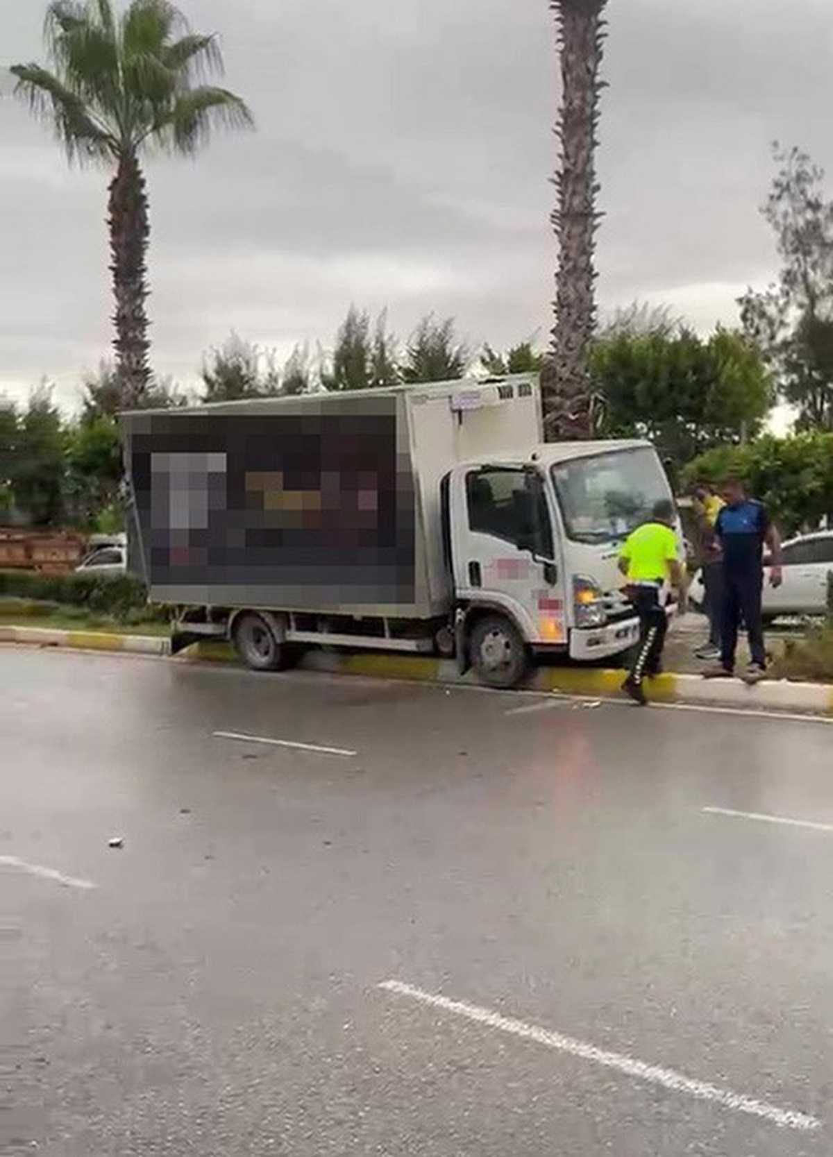 Antalya Manavgat'ta fenalaşan kamyonet sürücüsü refüje çıkıp yaralandı