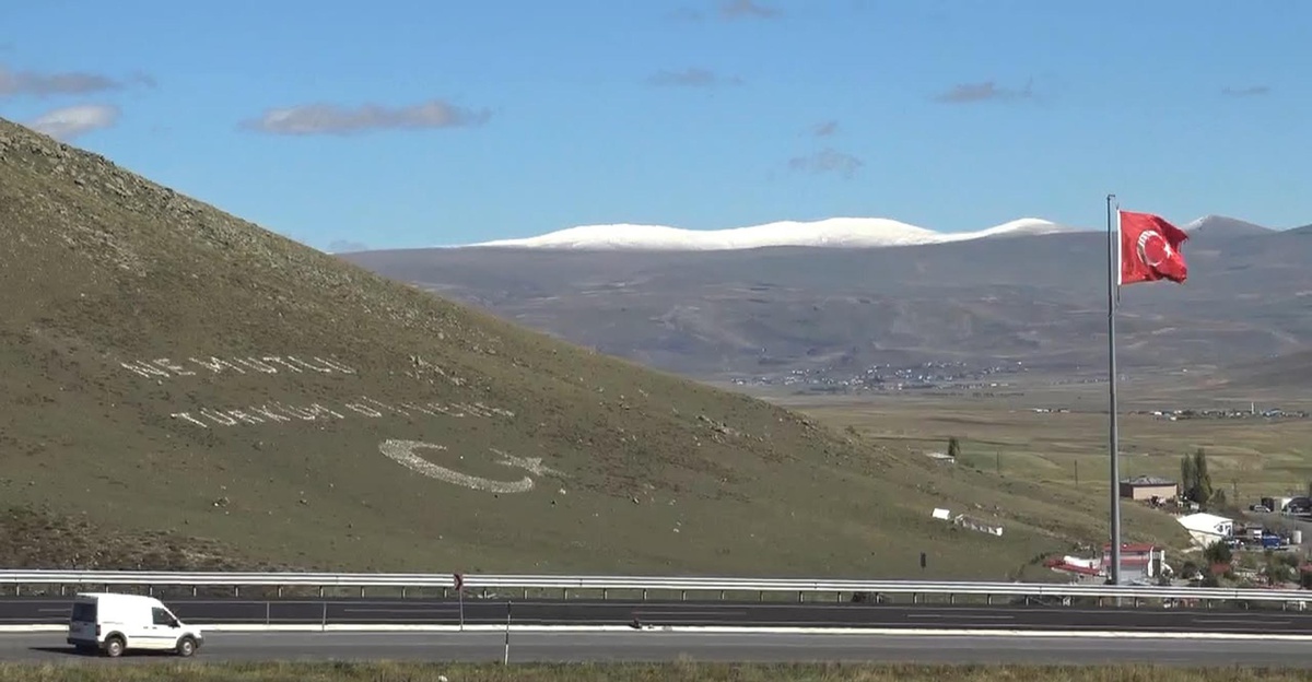 Ardahan'da 3 bin rakımlı Cin Dağı ile Kısır Dağı'nın zirvesine kar yağdı