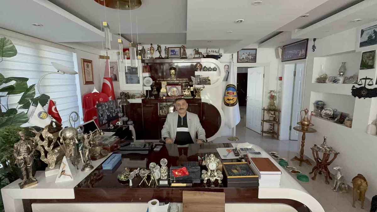 Atakum'daki esnaf kooperatifi başkanının makam odası eski el emeği eserlerle donandı