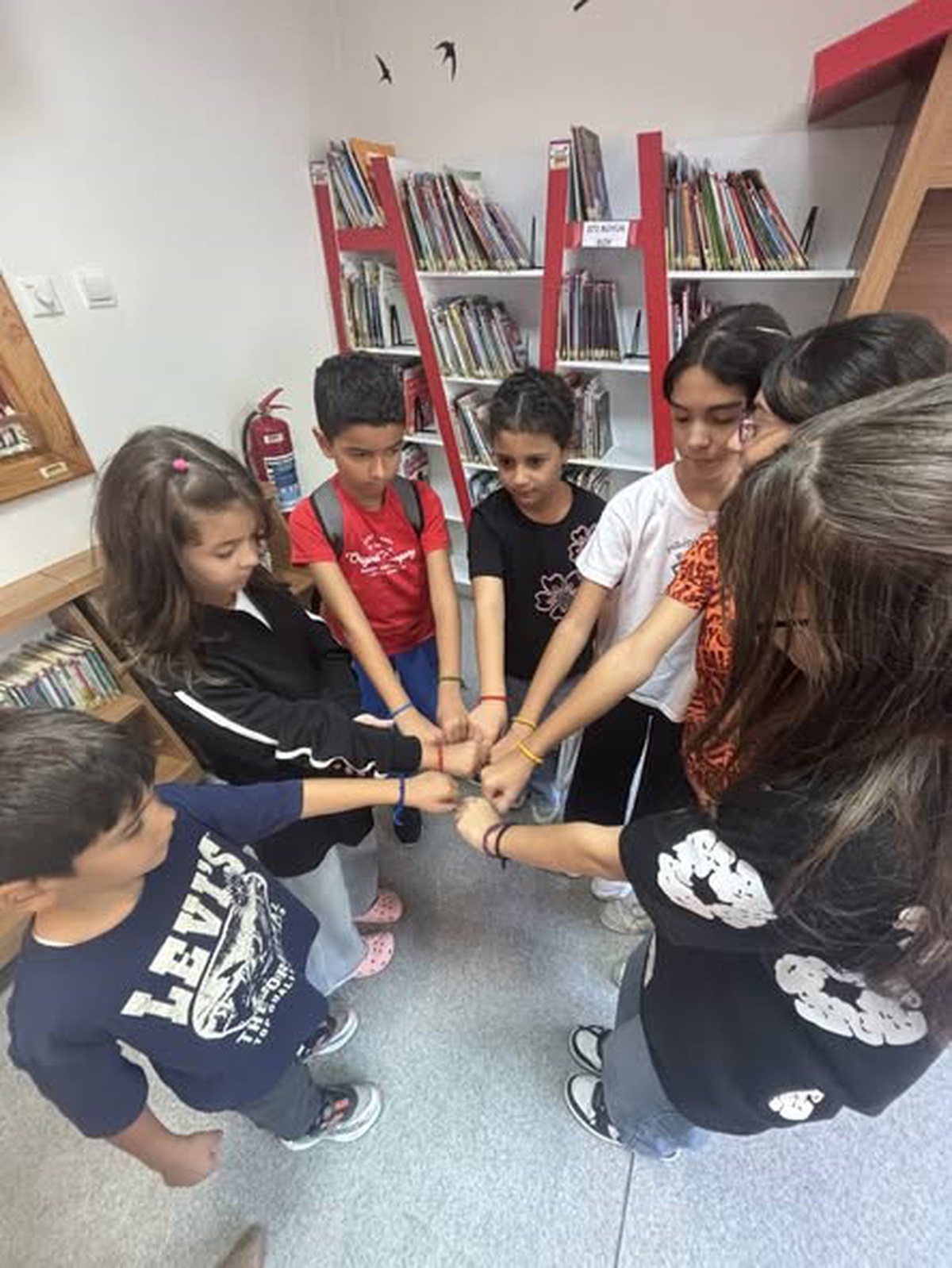 Aydın'da çocuklar kitap okuma ve arkadaşlık bilekliği etkinliğinde buluştu