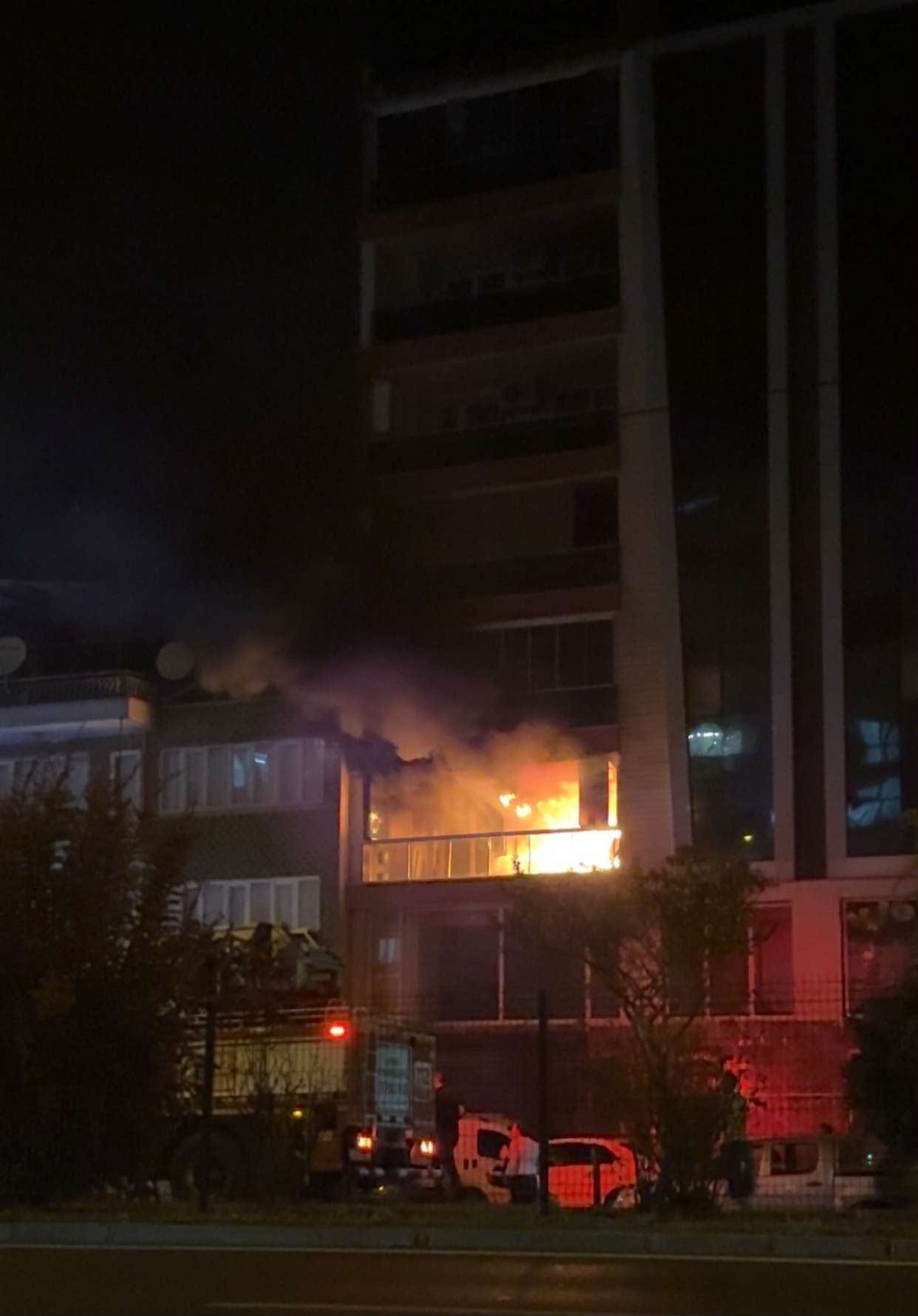 Aydın Efeler'de 9 katlı binanın 2. katındaki yangında 5 kişi dumandan etkilendi