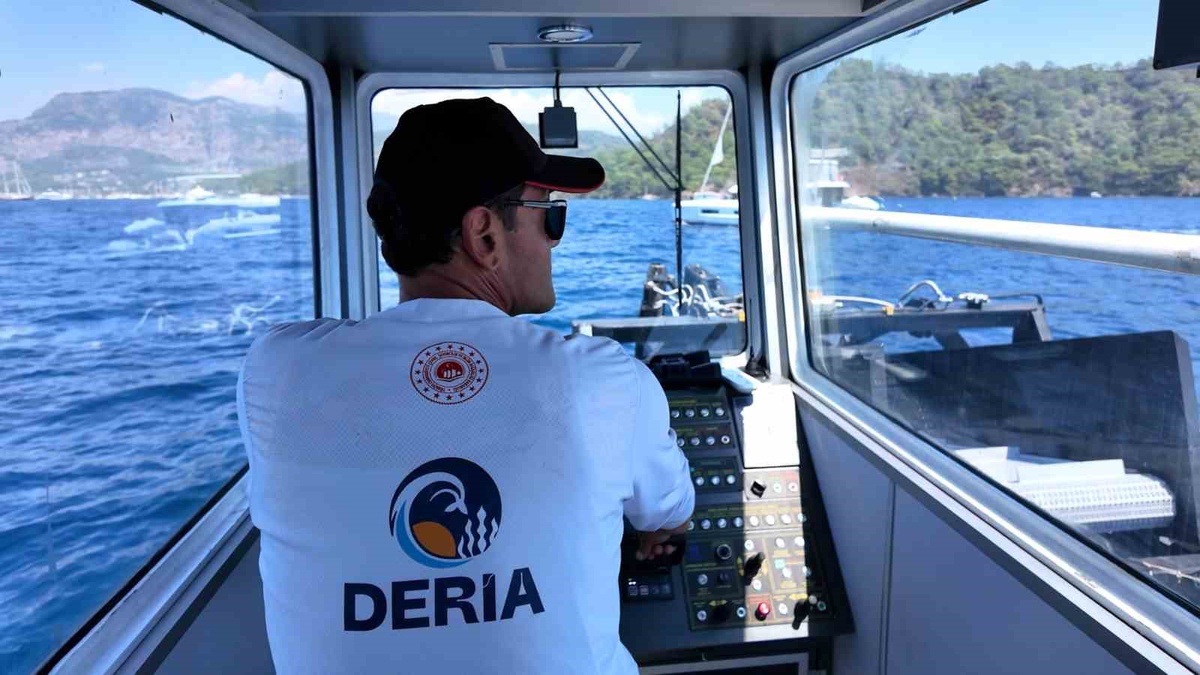 Bakan Kurum, Fethiye'de deniz süpürgesi ve atık alım gemisinin görüntülerini paylaştı