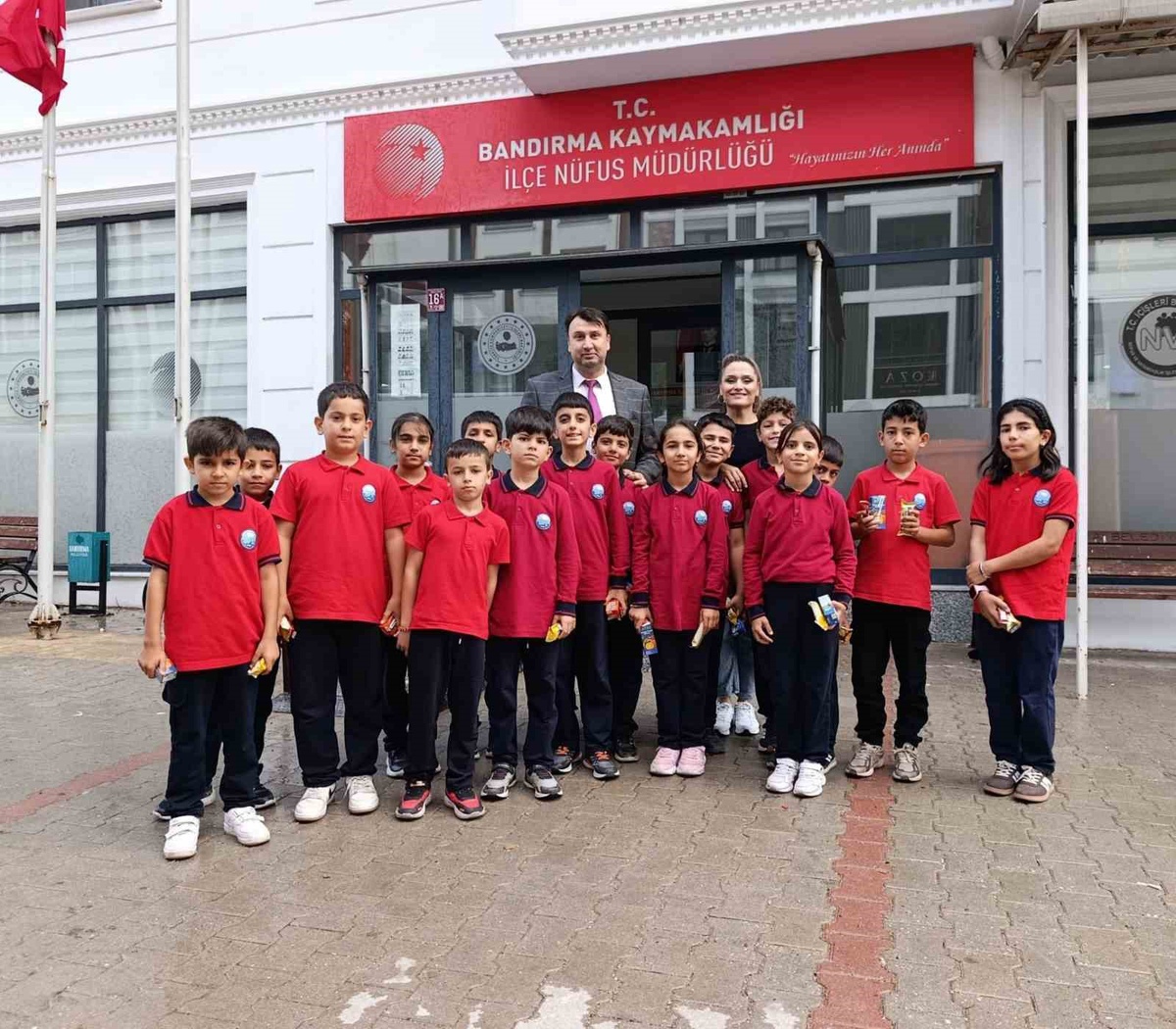 Bandırma Fatih İlkokulu öğrencileri emniyet müdürüne Lego polis arabası hediye etti