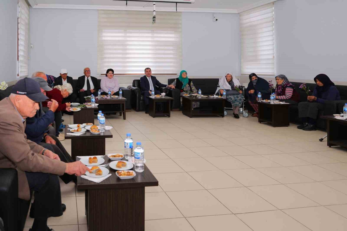 Bayburt Valisi Eldivan, Dünya Yaşlılar Günü'nde huzurevi sakinleriyle bir araya geldi