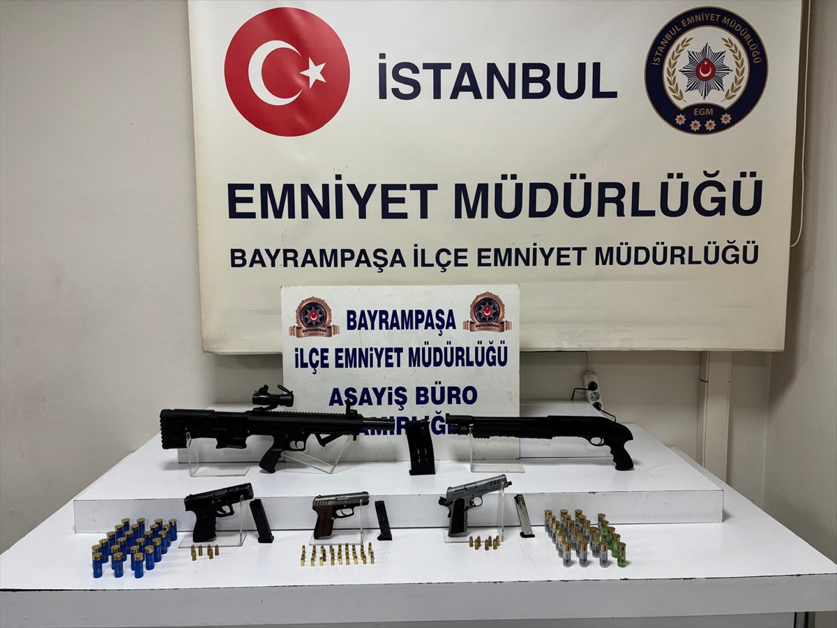 Bayrampaşa'da 5 ruhsatsız silah bulundu, 4 suç kaydı olan şüpheli gözaltına alındı
