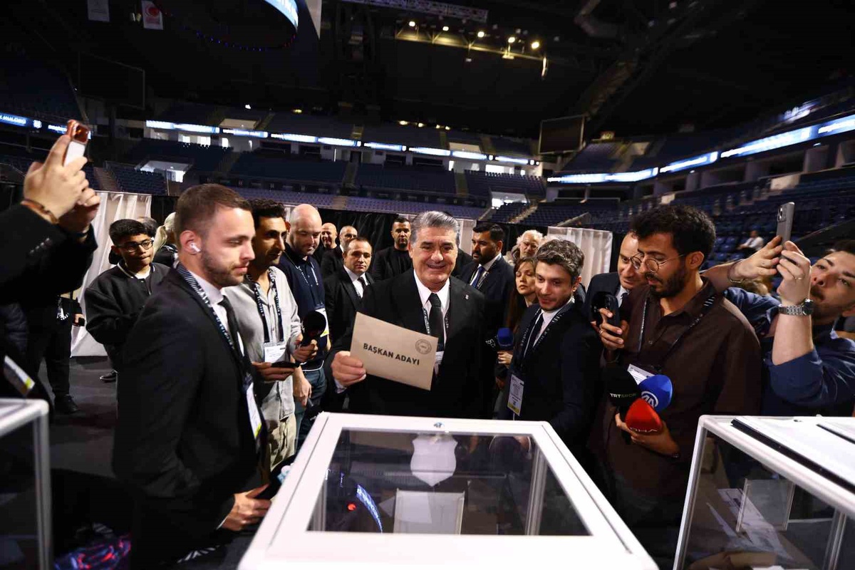 Beşiktaş'ta olağanüstü genel kurulda tek aday Serdal Adalı oyunu kullandı