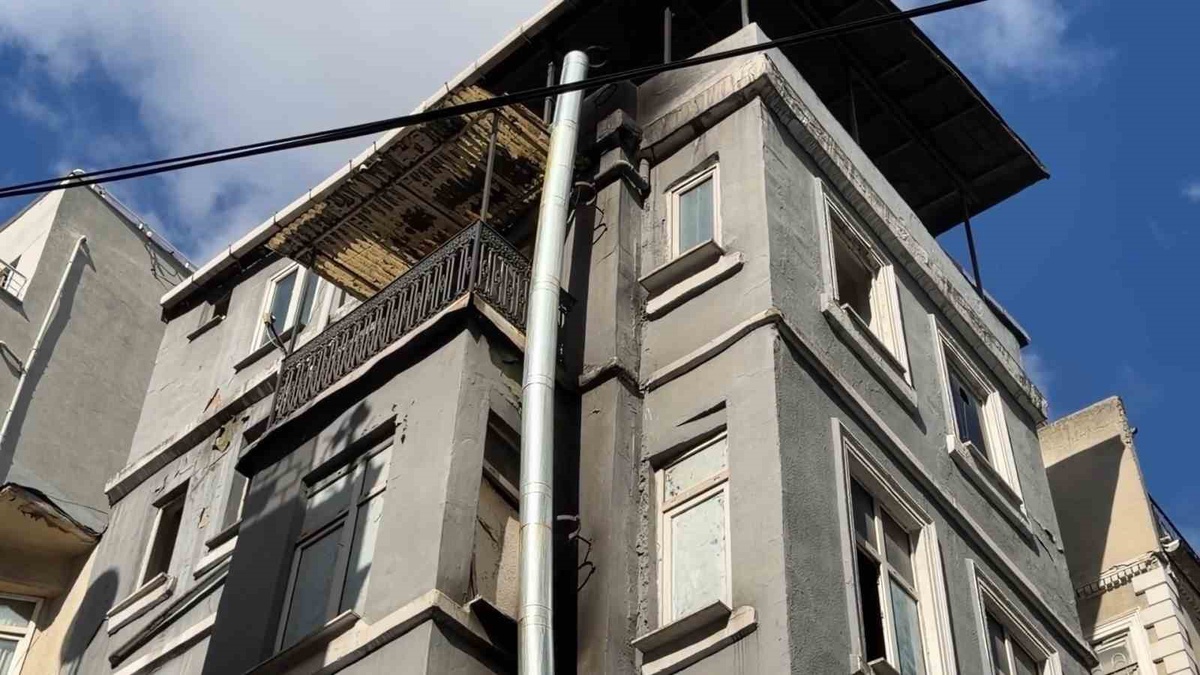 Beyoğlu'nda boş binanın ikinci katında çıkan yangında bir kişi dumandan etkilendi