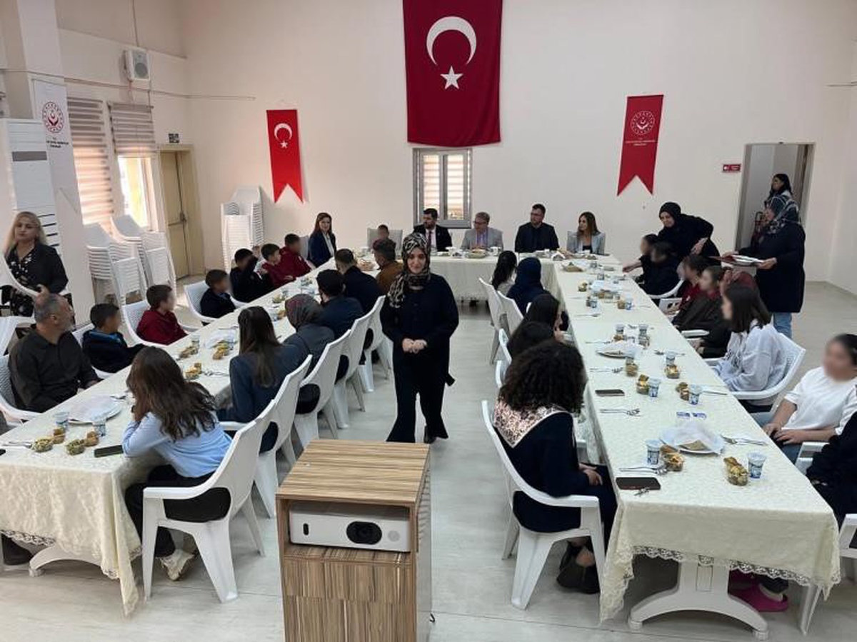 Bilecik Bozüyük'te Kaymakam Helvacı, Çocuk Evleri Sitesinde çocuklarla yemek yedi