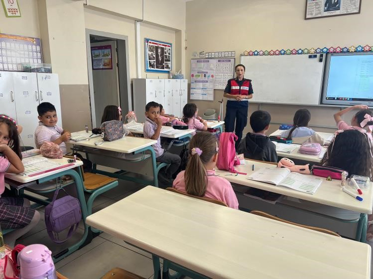 Bilecik'te jandarma, Vezirhan İlkokulu ve Ortaokulu'nda öğrencilere bilgi verdi.