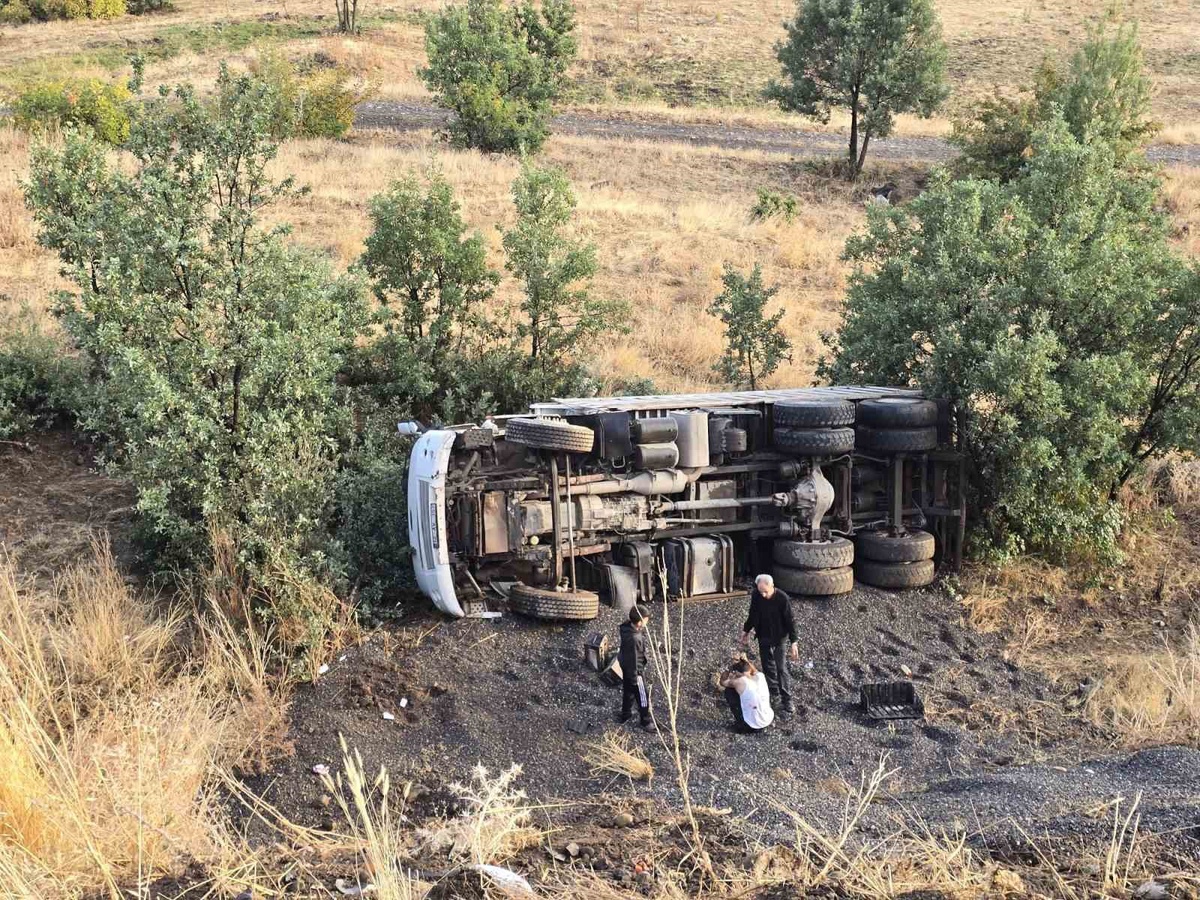 Bingöl-Muş karayolunda devrilen kamyonun sürücüsü ağır yaralandı