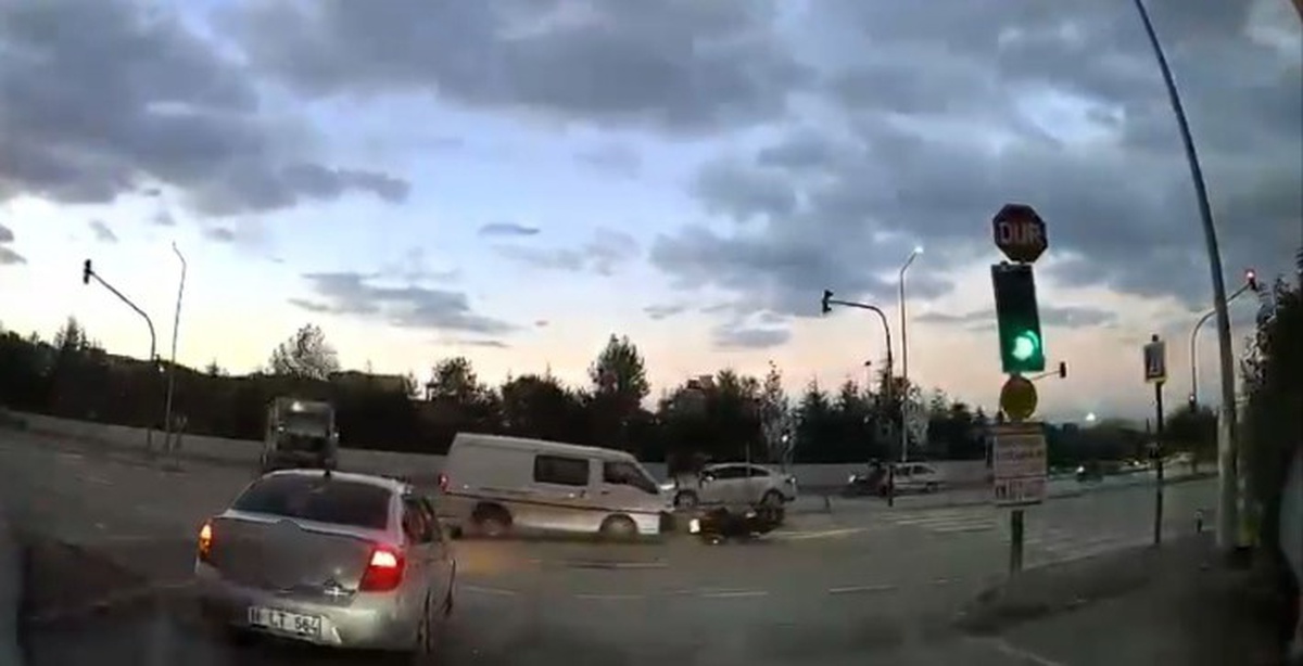 Bursa'da hastane çıkışında kamyonet motosiklete çarptı, sürücü yerde sürüklendi