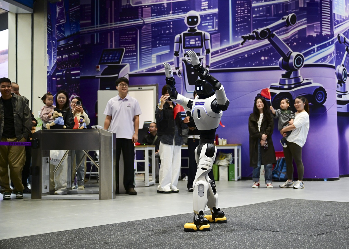 Çin'de Ulusal Gün tatilinde yapay zeka robotları turistlerin ilgisini çekti