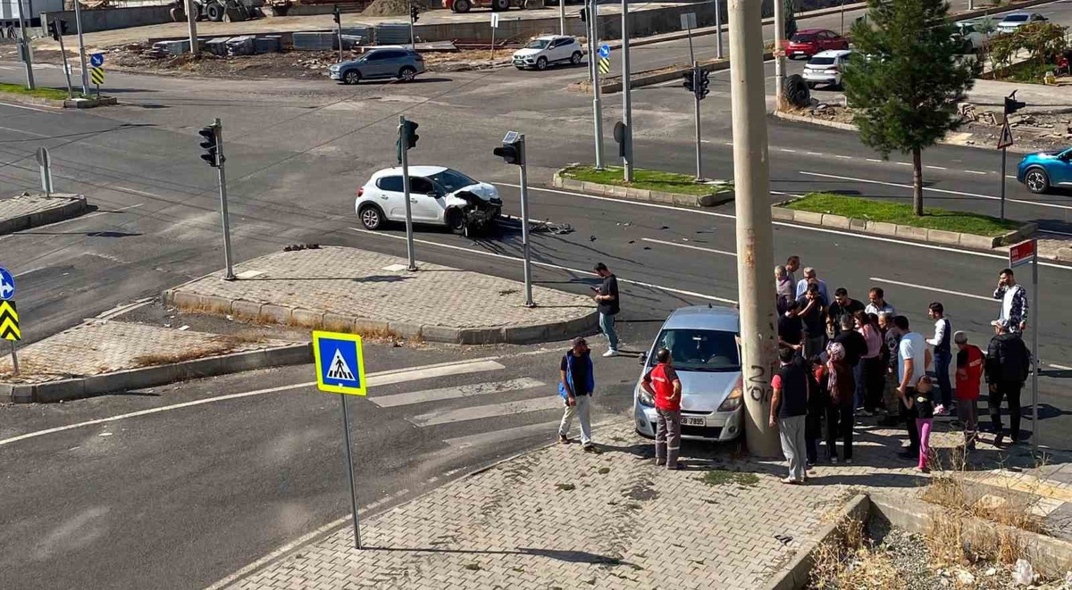 Diyarbakır Kayapınar'da iki araç çarpıştı, yaralanan 3 kişi hastaneye kaldırıldı