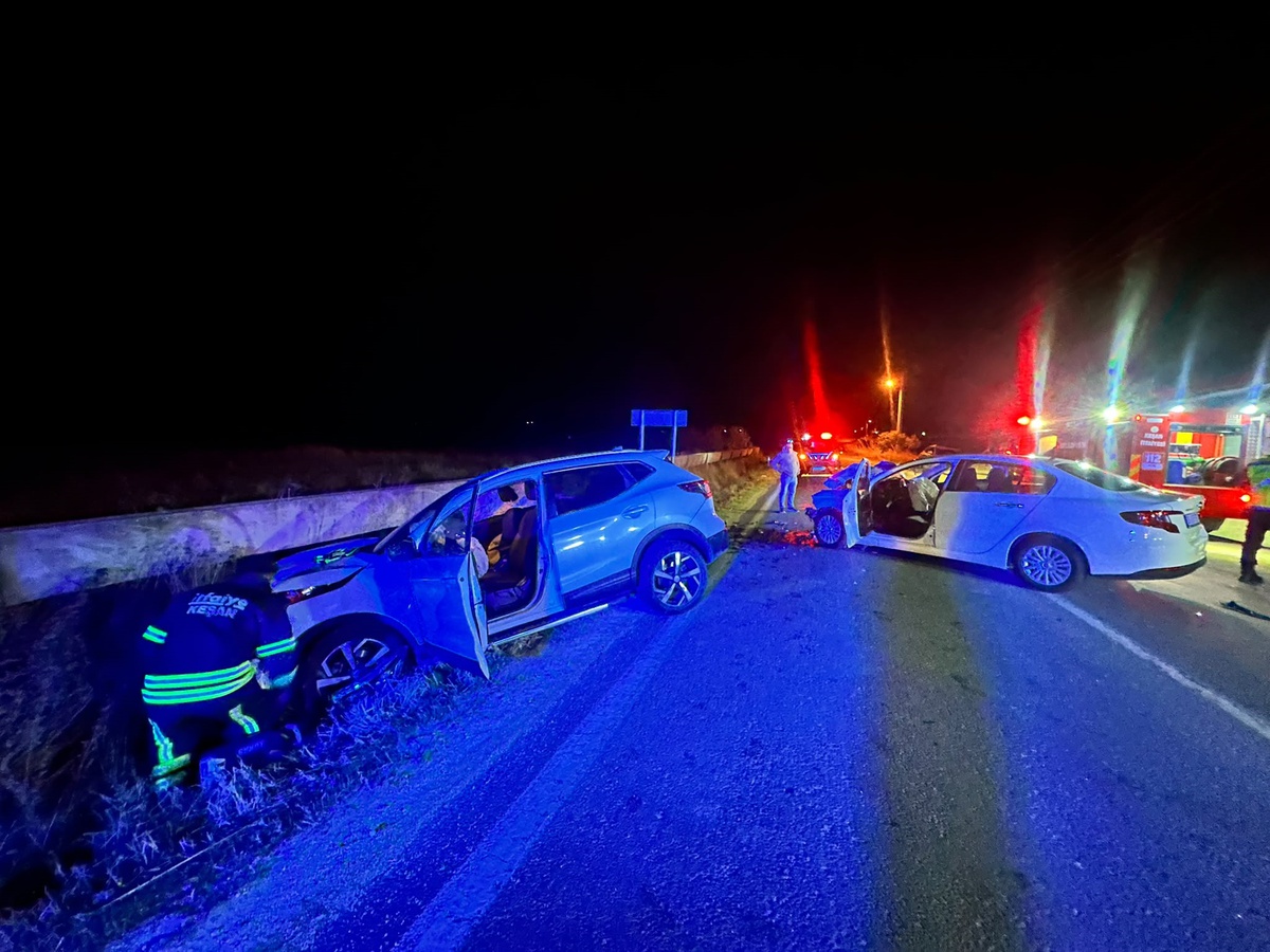 Edirne Keşan'da iki otomobil çarpıştı, kazada 5 kişi yaralandı