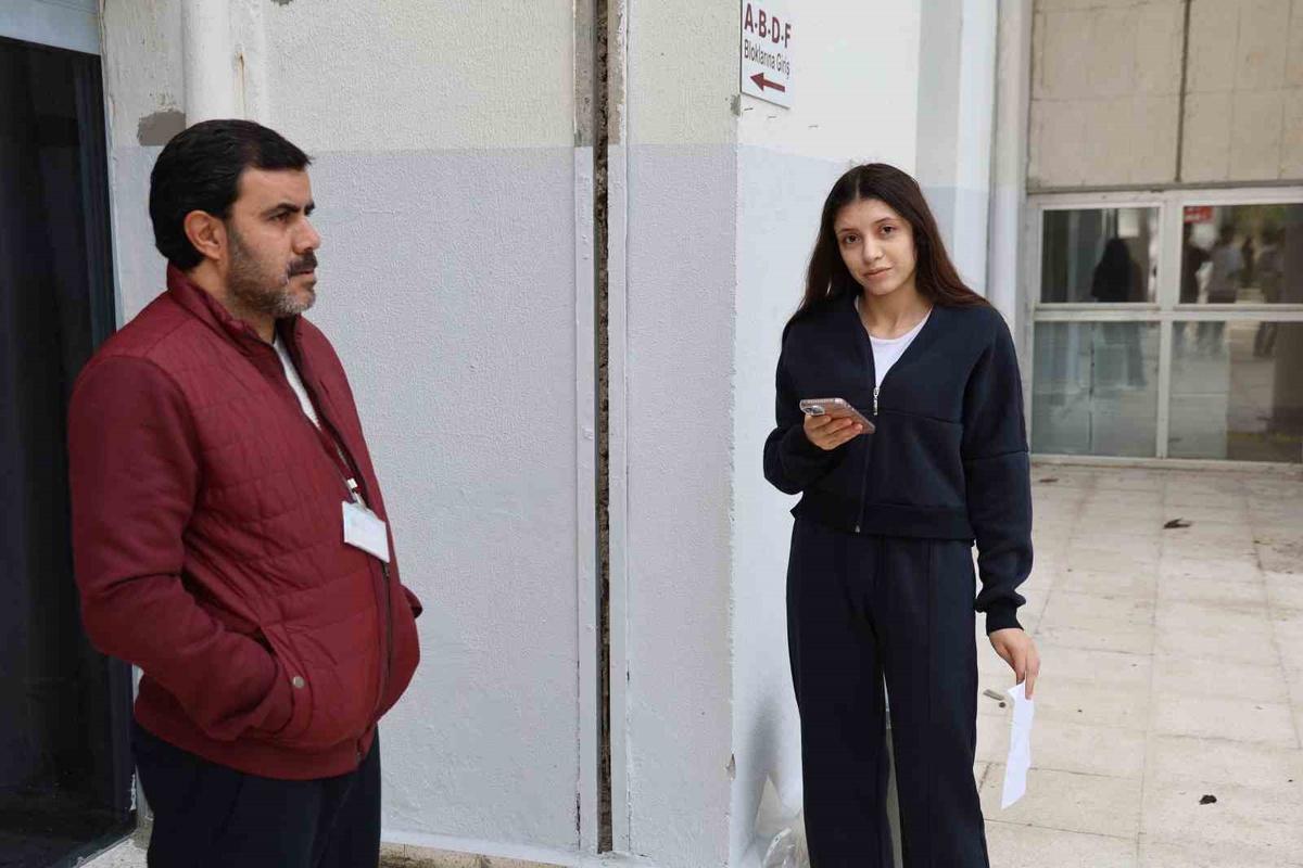 Elazığ'da KPSS Ön Lisans sınavı başladı, geç kalan adayı polis yetiştirdi