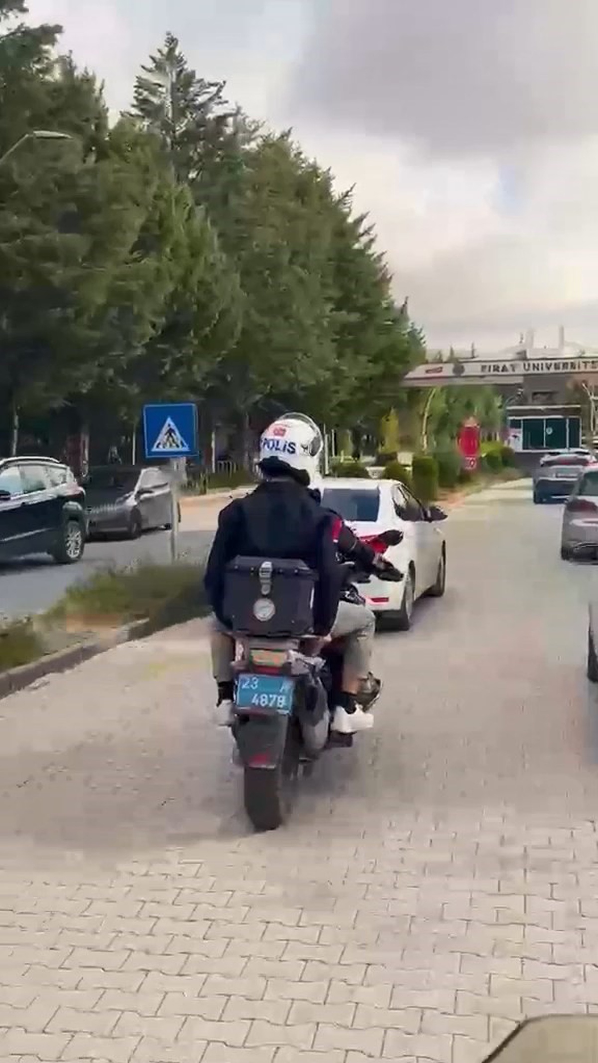 Elazığ'da polis, KPSS'ye geç kalan adayları motosikletle sınav salonuna taşıdı