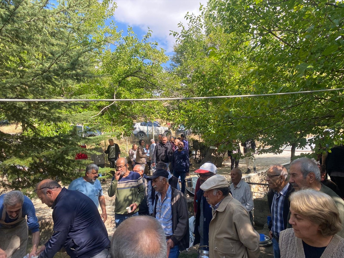 Elazığ Keban'da köylüler kaynak kurumasın diye 234 yıllık gelenekle kurban kesti
